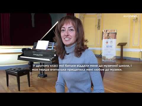 O pianistă din Ucraina oferă cursuri de muzică gratuite copiilor cu nevoi speciale din Sibiu